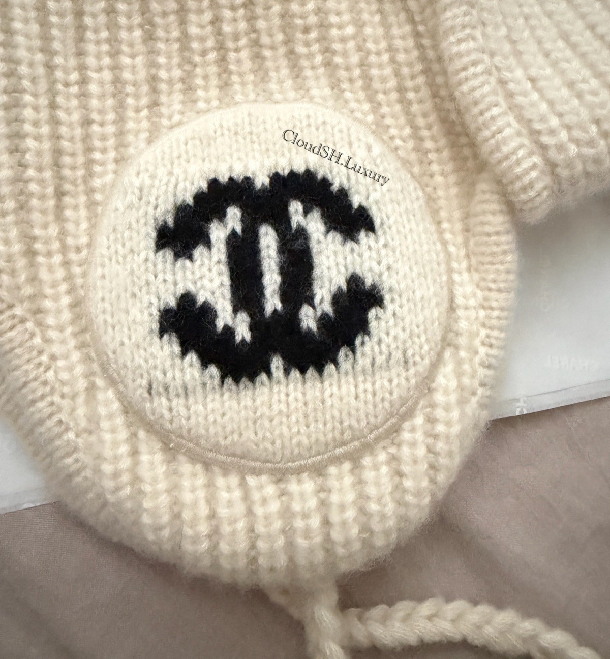 Auth BN Chanel 25B CC Logo Ear Warmer White Cashmere Beanie image 3