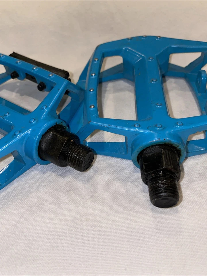 Pedales de bicicleta de ciclismo VP Junior para niños negros 1/2” aluminio acero eje azul usados H/I Foto 3 de 4