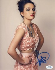 Kaitlyn Dever Sexy Autographed Signed 8x10 Photo ACOA 2020-6