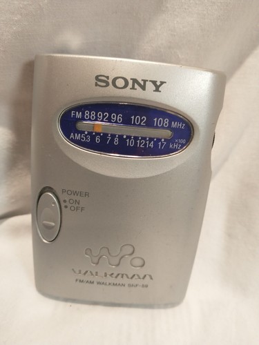 Walkman vintage argento Sony SRF-59 personale AM/FM radio stereo con clip da cintura - Foto 3 di 5