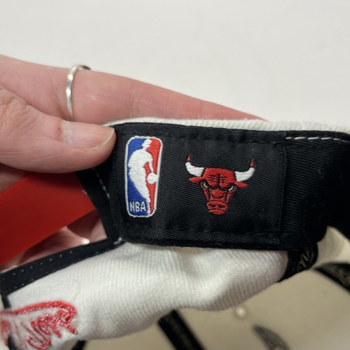 Cappello Berretto Chicago Bulls Snap Back Uomo Regolabile Rosso Bianco Bull Logo Mitchell Ness - Foto 15 di 19