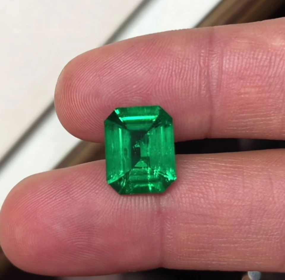 Lupa octágona esmeralda zambiana de 6 quilates tapa limpia verde cultivada en laboratorio para anillos Foto 3 de 3