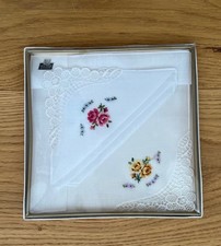 Vintage Taschent&uuml;cher 2 bestickte Blumen Spitzenbord&uuml;re Rein Maco gek&auml;mmt verpackt