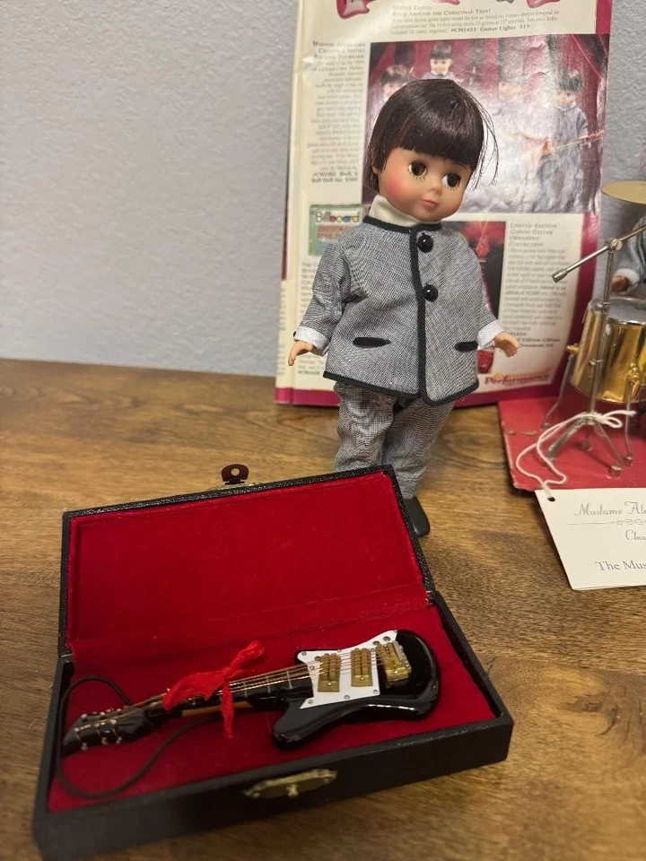 1997 Madame Alexander "Rock Band" muñecas, instrumentos, etiquetas originales, caja + libro Foto 2 de 4