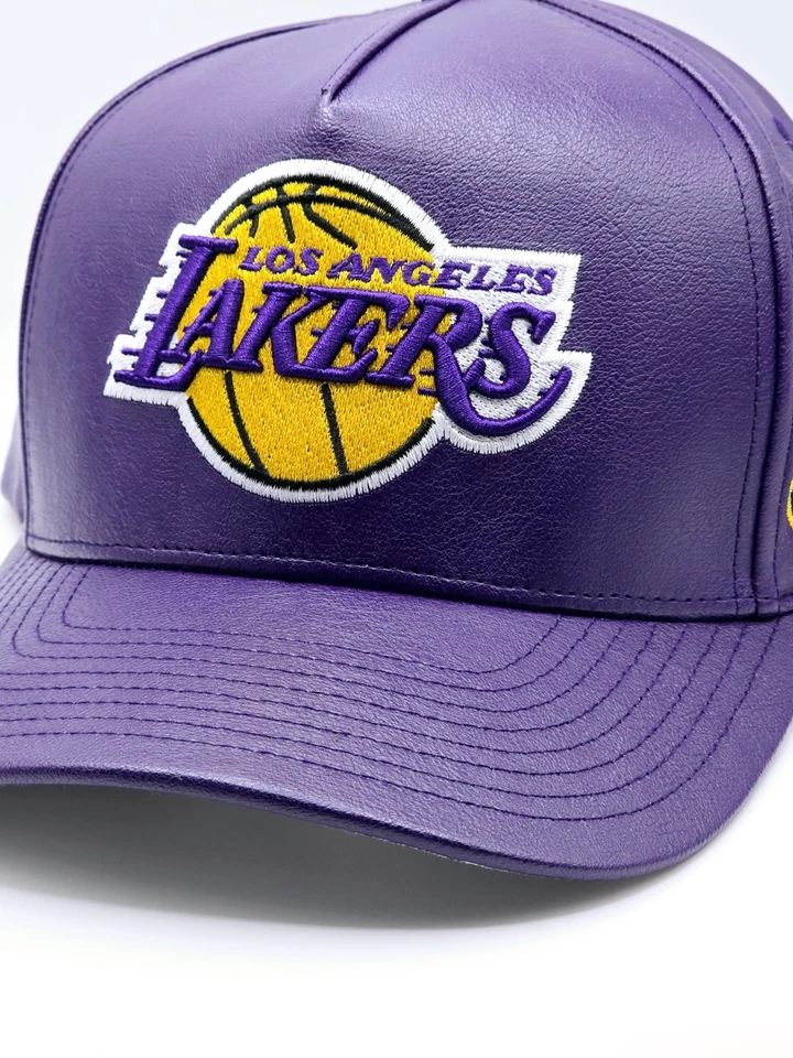 Sombrero ajustable con correa de hebilla de cuero sintético Mitchell & Ness 50TH de Los Angeles Lakers Foto 2 de 4