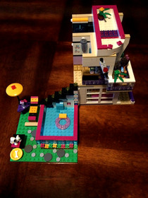 LEGO FRIENDS: Livi's Pop Star House (41135) W/INSTRUCTIONAL MANUAL 100% COMPLETE