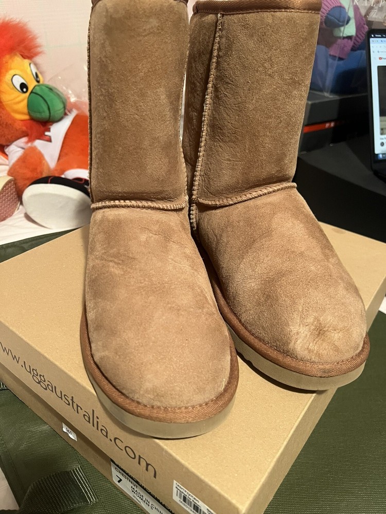 UGG Australia Women’s Boot Classic Short 5825 Size 7 Chestnut