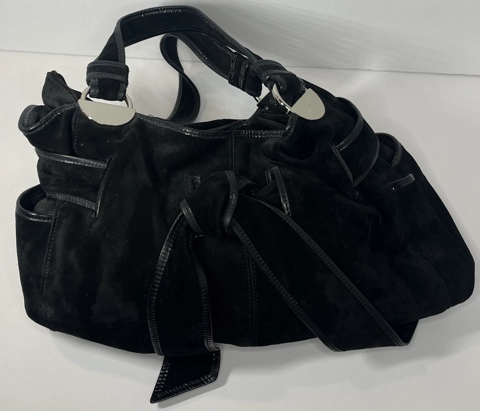 Bolso de hombro Kooba para mujer de gamuza con corbata frontal tono plateado cierre de botones negro Foto 2 de 4