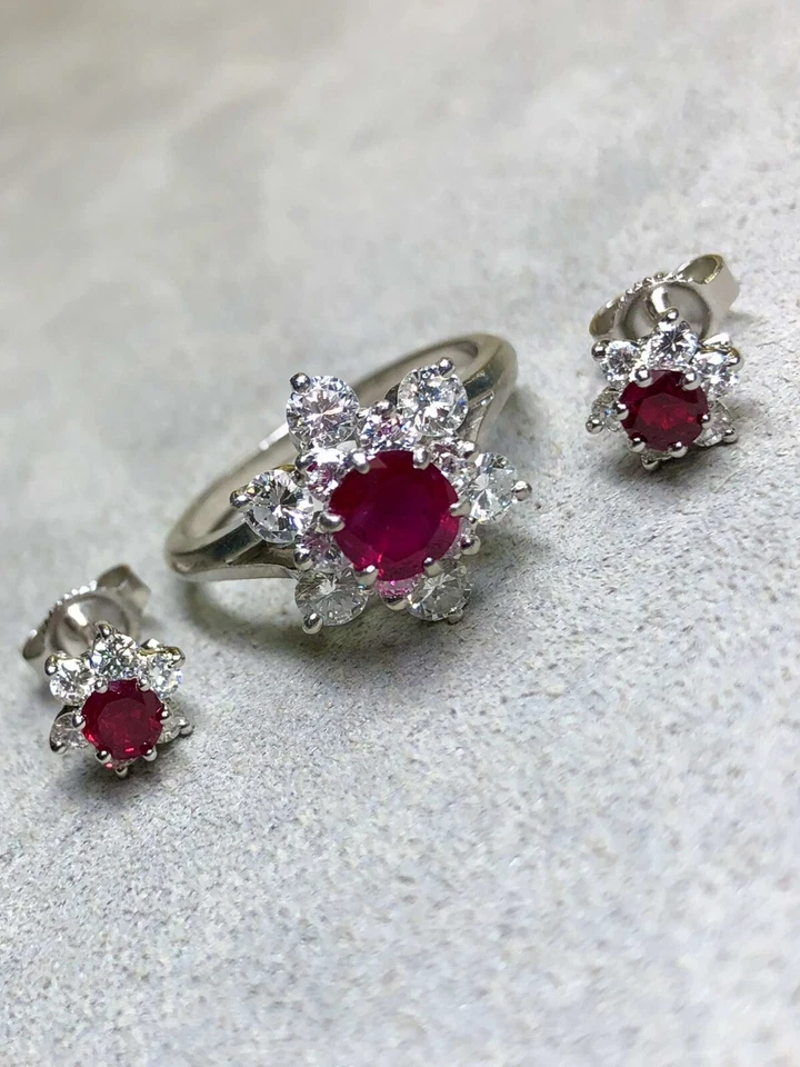 Juego de aretes con anillo floral de diamantes rubí vivo de platino Estate 2,82 ctw Foto 2 de 4