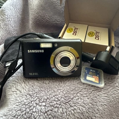 Samsung ES55 10.2MP Digital Camera Black with Accessories - Image 1 of 4