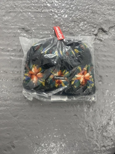Bonnet Supreme Crochet Noir SS25 à la main ✅