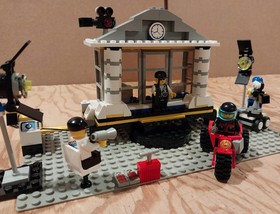 Lego 1352, Explosion Studio, 100% Complete w/ ALL 4 minifigs - VERY NICE!