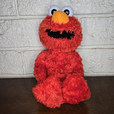 Sesame Street Elmo Love to Hug Bilingual Talking Singing Interactive Plush Toy