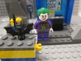 Lego Juniors Batman Defend the Batcave Retired Set 10672