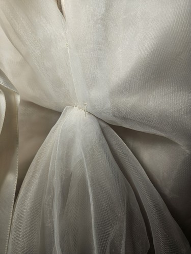 Vestido de novia con tren Oleg Cassini Collection David's talla 10. Descripción - Imagen 6 de 9