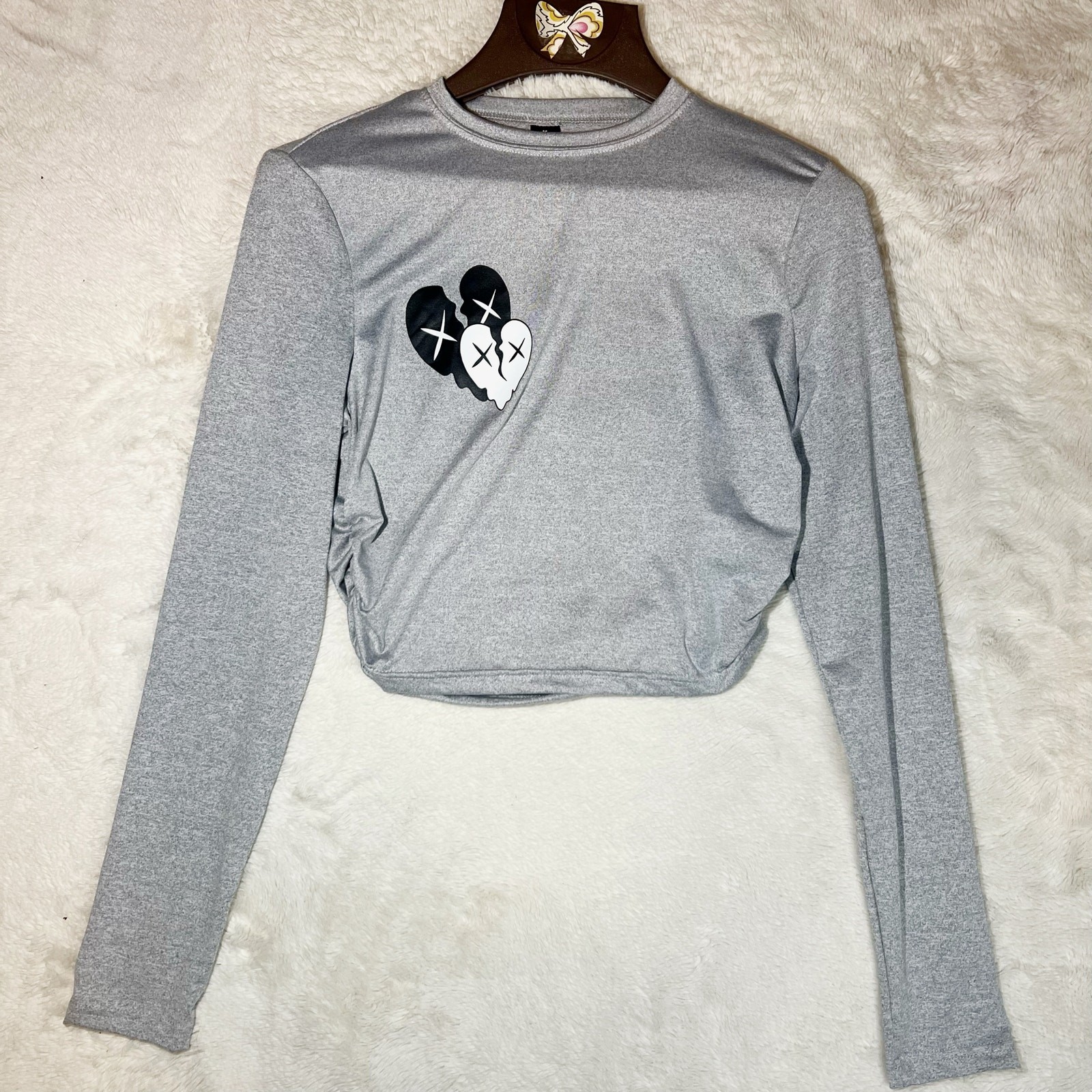 5/$25 Gray Ruched Sided Broken Heart Graphic Long Sleeve Cropped T-Shirt Size M