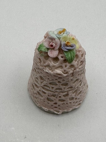 Irische Dresdner Spitze auf China Porzellan Fingerhut rosa bunt Rosenknospen