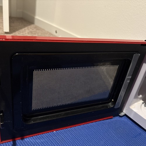 Walmart 700W Countertop Microwave Oven - Red - Picture 3 of 4