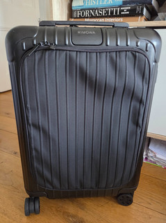 RIMOWA Essential Sleeve Cabin Koffer Mattschwarz. UVP 790£
