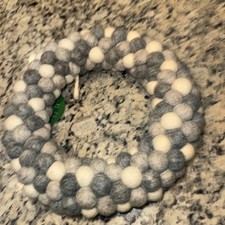 Trader Joes wieniec filcowany wełna neutralna szara kremowa piłka bożonarodzeniowa ręcznie robiona 10"