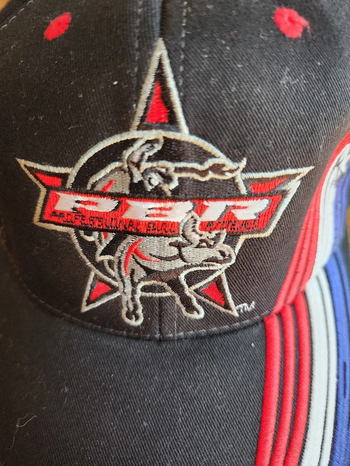 SOMBRERO GORRA AJUSTABLE BORDADO PBR PROFESIONAL BULL RIDERS ROJO/BLANCO/AZUL Foto 2 de 4