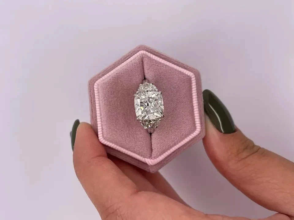 Anillo de boda de diamantes cultivados en laboratorio 950 platino 3,60 quilates corte cojín certificado IGI Foto 4 de 4