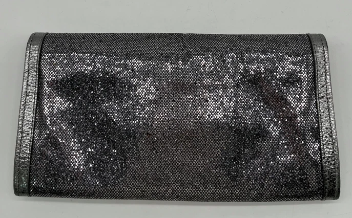 Cartera sin asas Jimmy Choo plateada brillante rectangular con solapa Foto 2 de 4