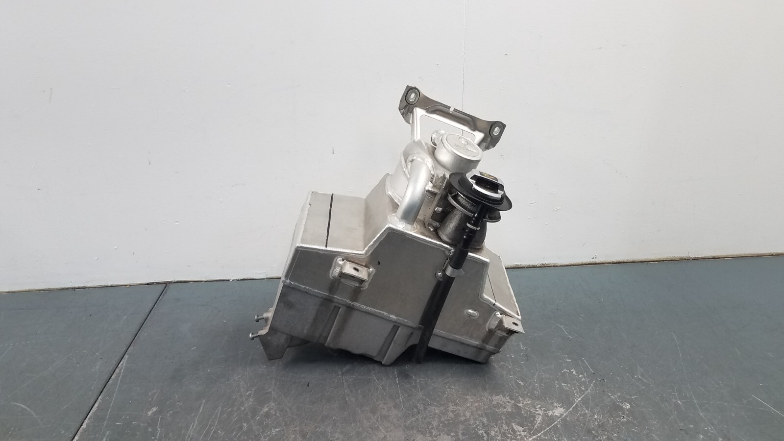2018 Audi R8 V10 Oil Sump Reservoir Tank / Cap #0182 D1