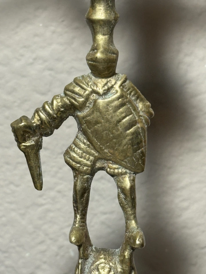 Caballero medieval escala de justicia de latón macizo vintage equilibrio de mesa decorativo Foto 4 de 4