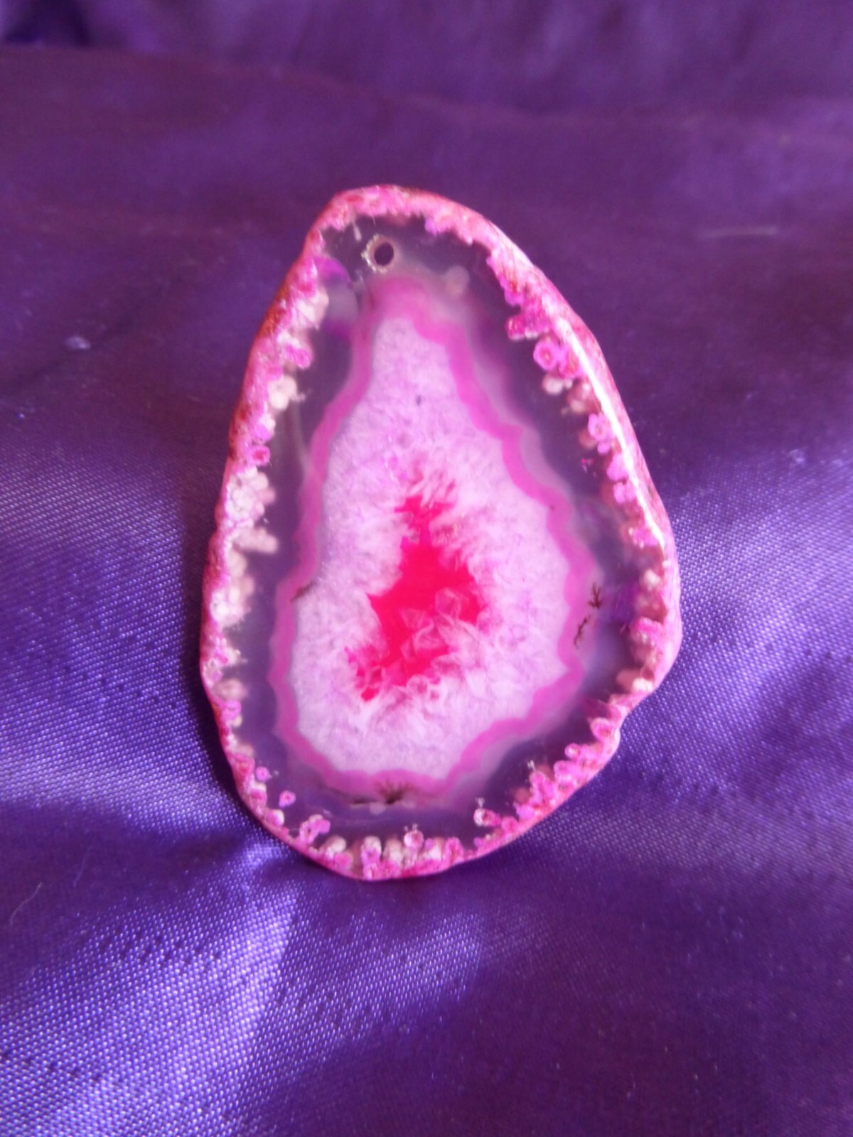 Pendentif tranche d'agate rose 6.8 cm : le bijou singulier pour rompre avec la monotonie des accessoires