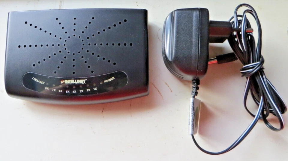 Intellinet Switch 8 Port schwarz mit Anschlusskabel