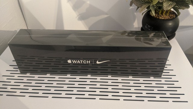 Apple Watch Series 5 Nike 44mm Space Grey Aluminum Case with Anthracite/Black Sport Band (GPS 