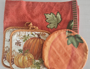 Fall Kitchen Linen Lot 4 pcs Dish Towel, 3 Potholders Pumpkin Pot Holders Autumn