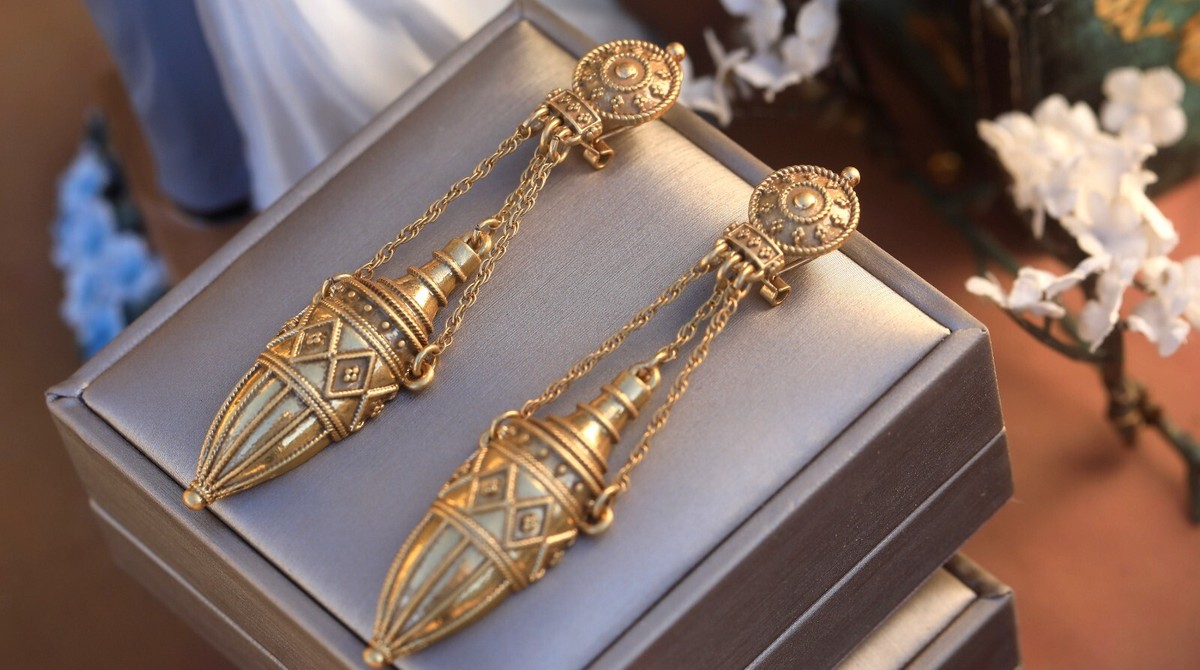 Boucles D'oreilles Dormeuses Style Art Nouveau / Victorien - Forme Lanterne Sculptée Dorée - Modèle Long EH6