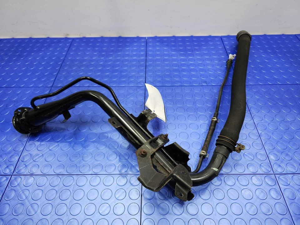 Tubo de llenado de cuello de llenado de combustible Toyota Yaris 16-20 OEM 77201WB001 Foto 2 de 4