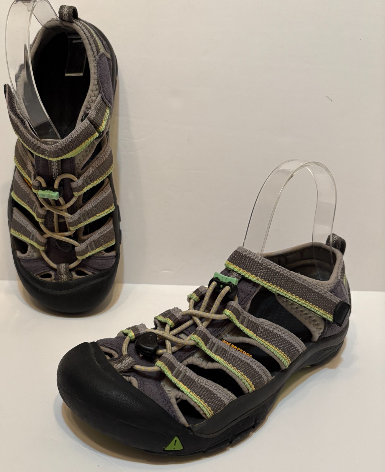Scarpa sportiva impermeabile Keen Newport H2 taglia USA 5 32 5 CM grigio e verde usata in ottime condizioni