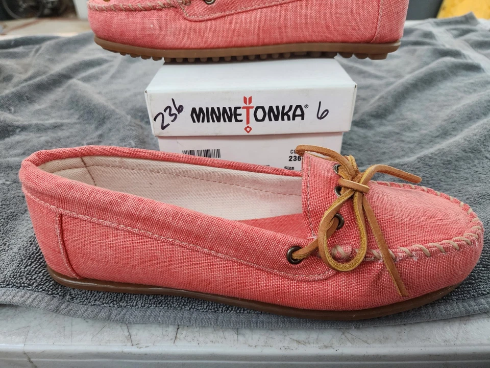Coral Minnetonka Mocassins Womans Size 6 Loafers New In Box 236 - Image 2 of 4