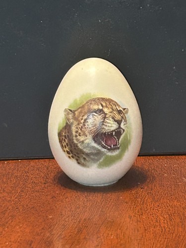 HEAD OF CHEETAH 3" OSTRICH (?) EGG -FLAT BOTTOM W/ FELT PAD