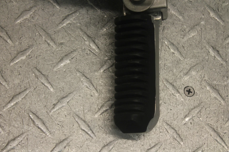 1991 SUZUKI BANDIT 400 GSF400 PASSAGEIRO TRASEIRO DIREITO PEG - Imagem 2 de 4