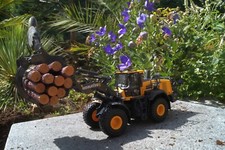Universal Hobbies  Komatsu WA 475-10 Radlader mit Holzgreifer und Holzstämme