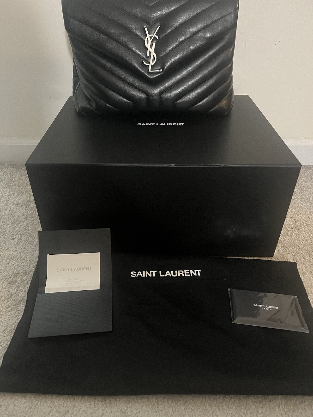 Borsa a tracolla Yves Saint Laurent Medium Loulou nera argento ferramenta catena YSL