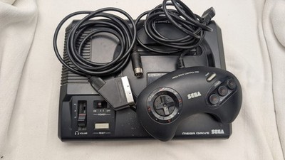 Sega Mega Drive mit Controller und Kabel