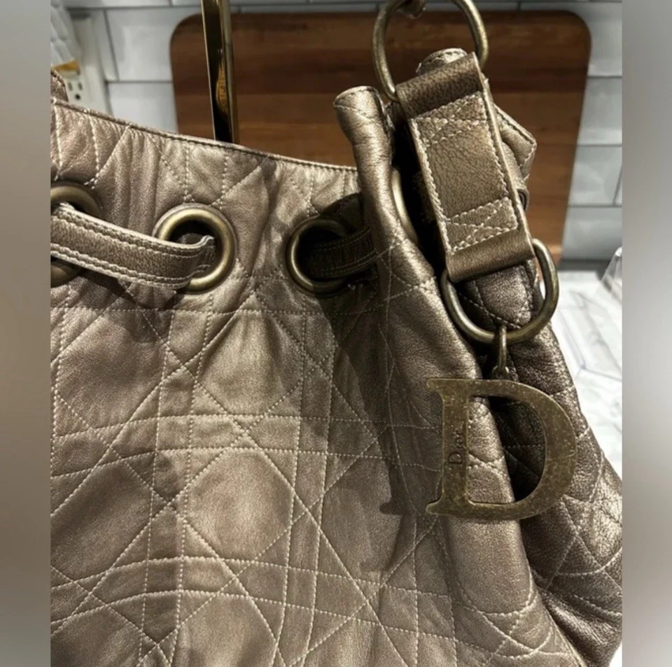 Bolso Hobo Christian Dior Cannage Vintage Cuero Metálico Cordón. Usado en excelente estado. Foto 2 de 4