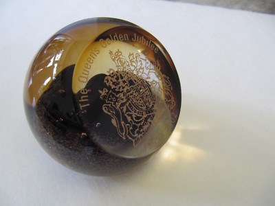 Caithness Queen's Golden Jubilee ''Royal Arms'' Briefbeschwerer 
