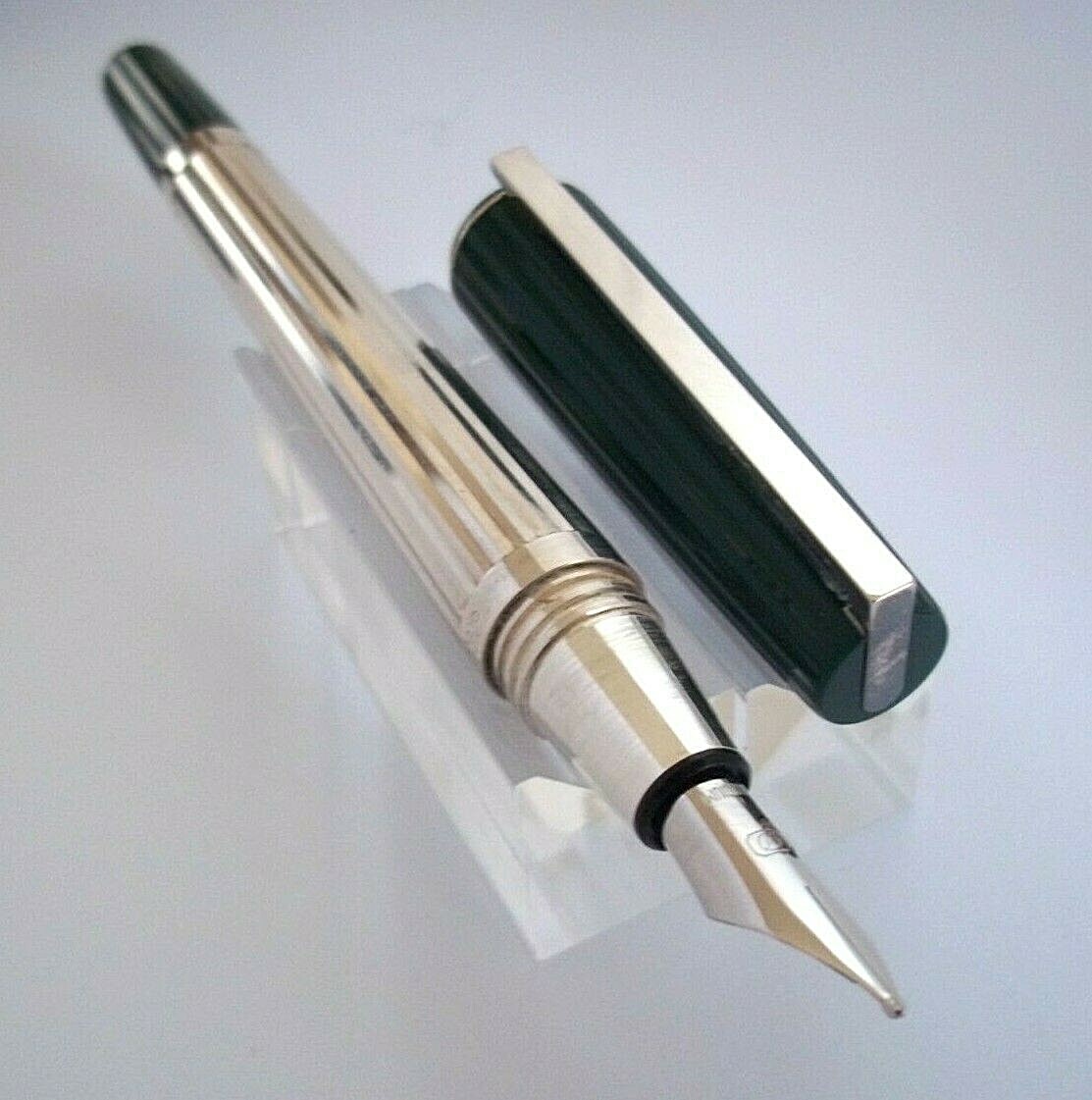 Stylo plume S.T. Dupont de prestige avec attributs dorés Saint Germain