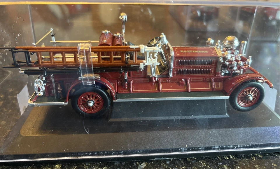 Camión de bomberos Signature Series 1925 Ahrens-Fox N-S-4 Baltimore fundido a presión 1:43 Foto 3 de 4