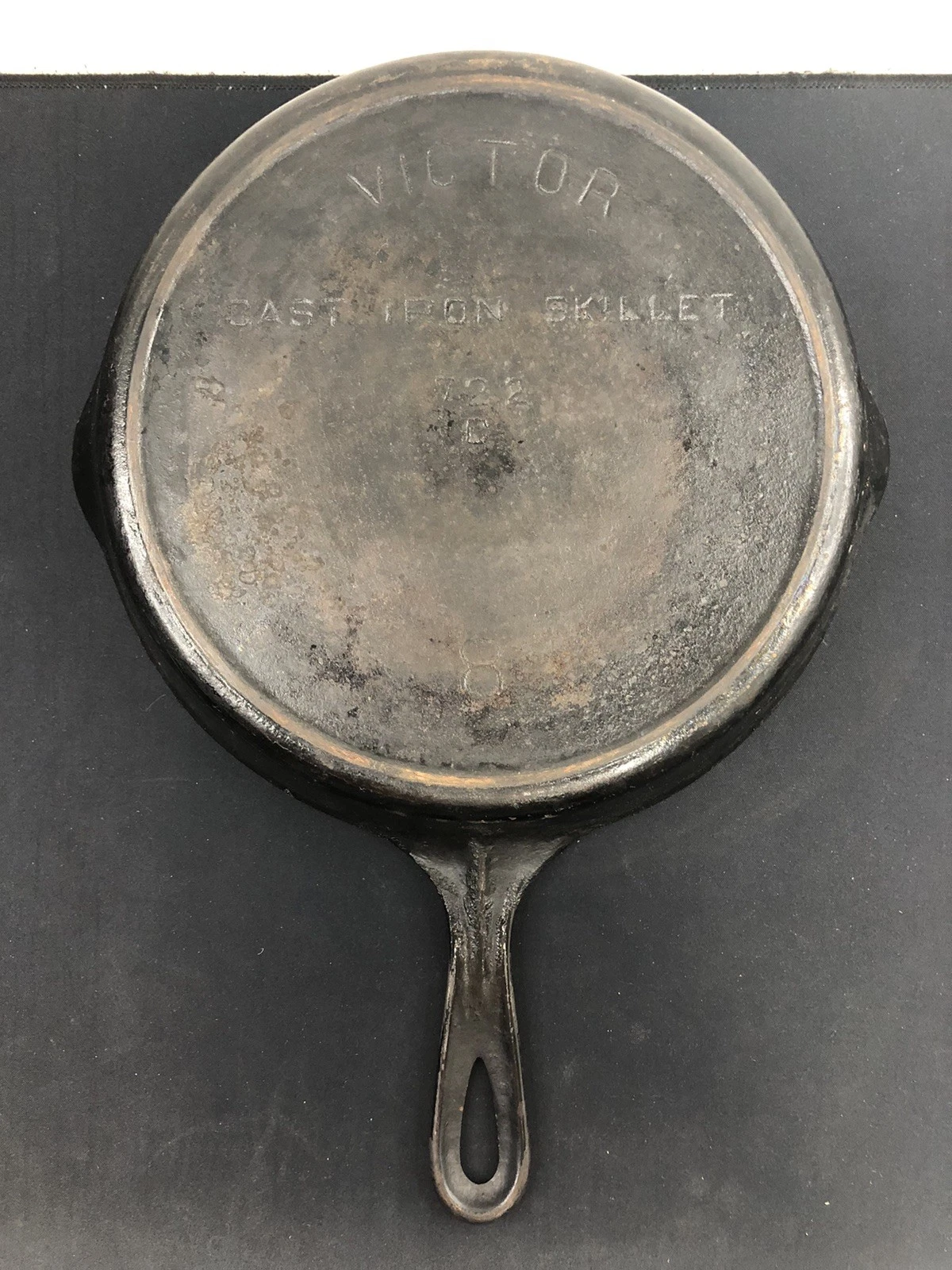 VICTOR Cast Iron Skillet 722 C #8 Double Pour Spout 9.5” Inch Black Marked VTG