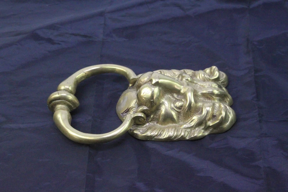 Antiguo llamador de puerta de león de latón macizo de alta resistencia Foto 3 de 4