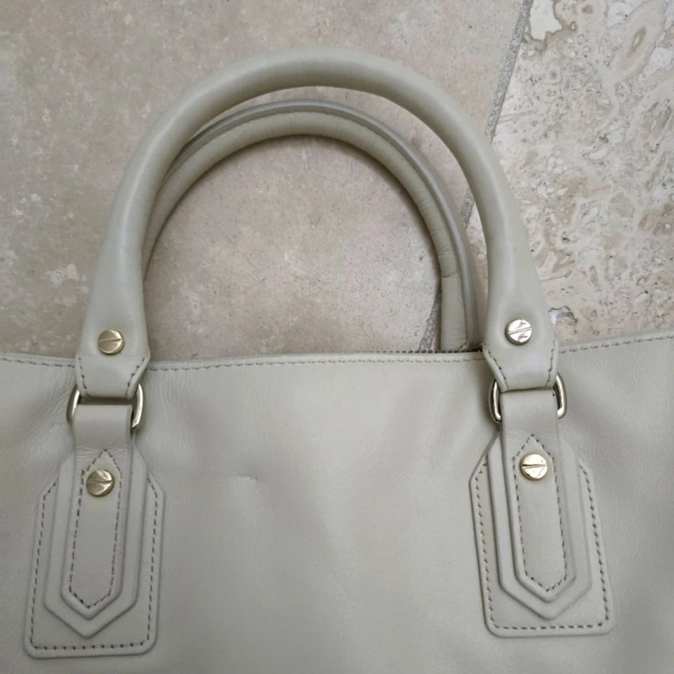 Bolso de mano Halston de cuero blanco roto. Forro marrón gamuza Foto 3 de 4