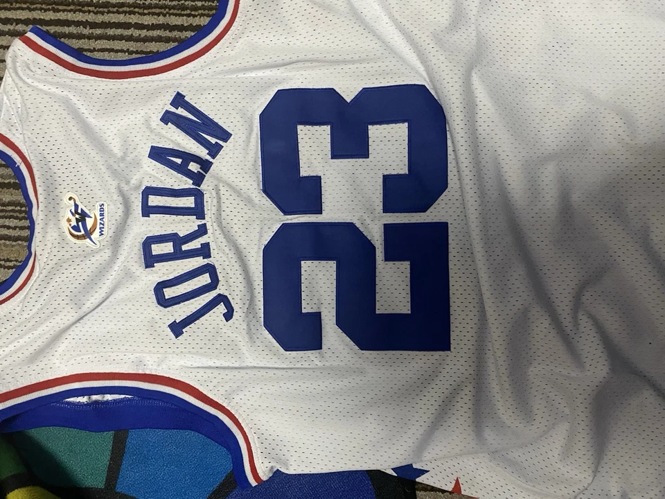 米歇尔·乔丹 2003 Reebok 官方 (XXL)杰西和沙克农历年球衣 (XL) — 第 2/4 张图片